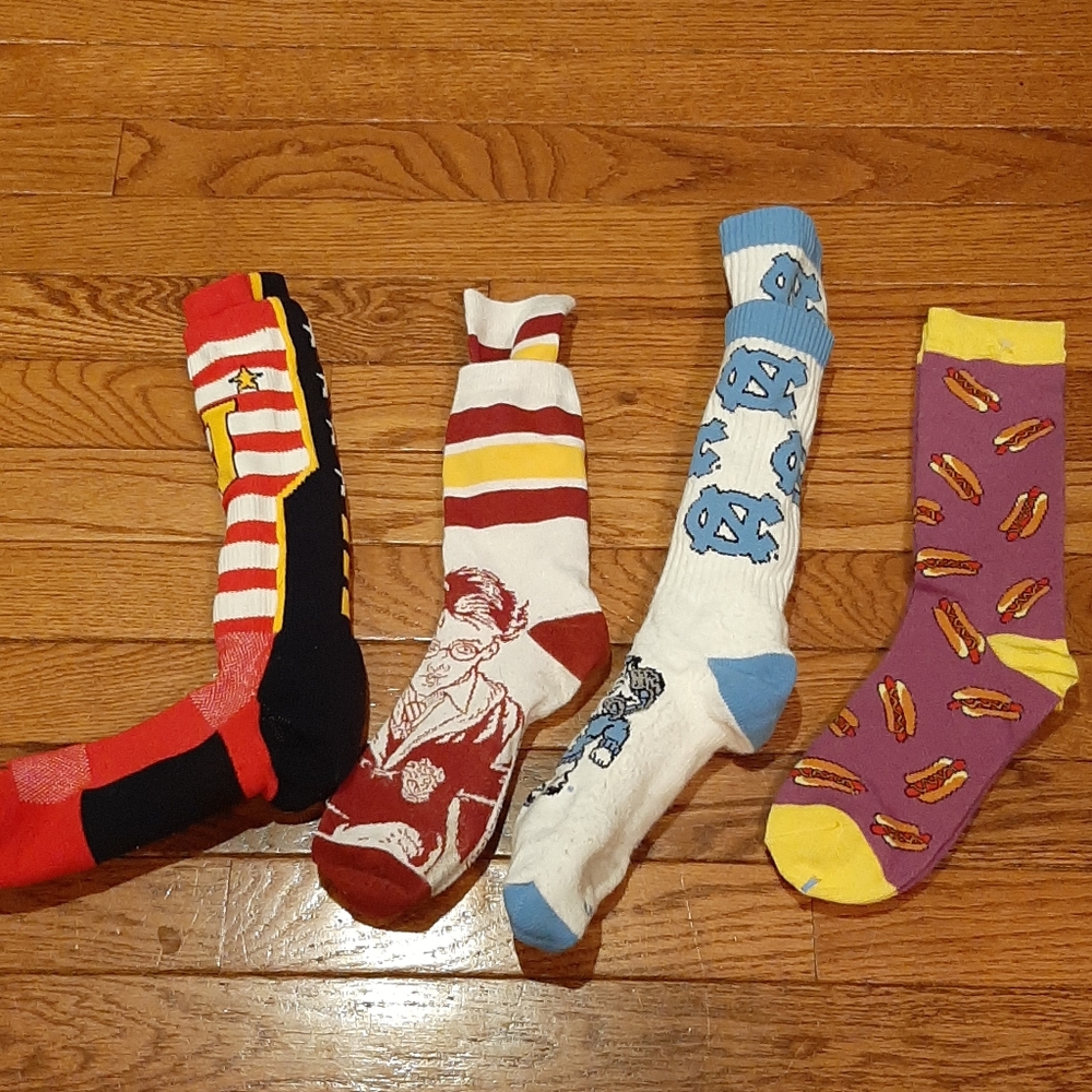 4 pairs of crew socks (good condition)